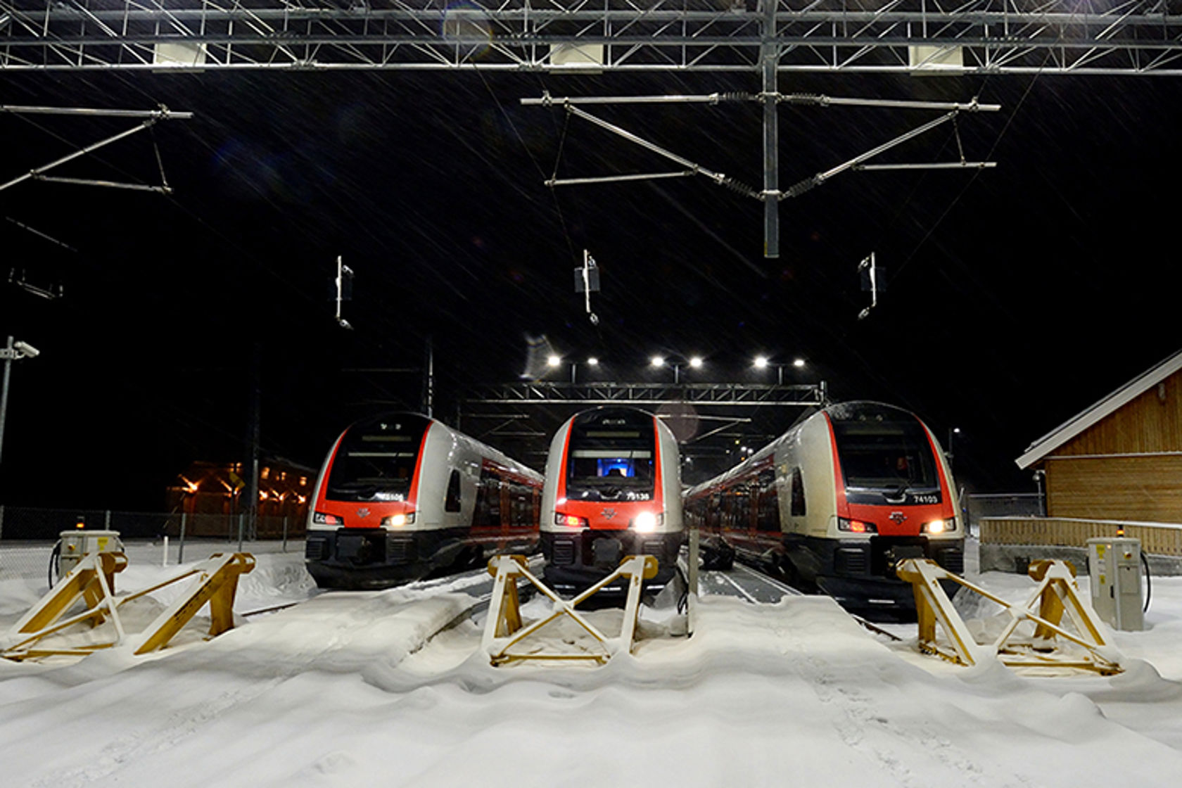 Tre togsett står parkert på Eidsvoll hensetting. 
