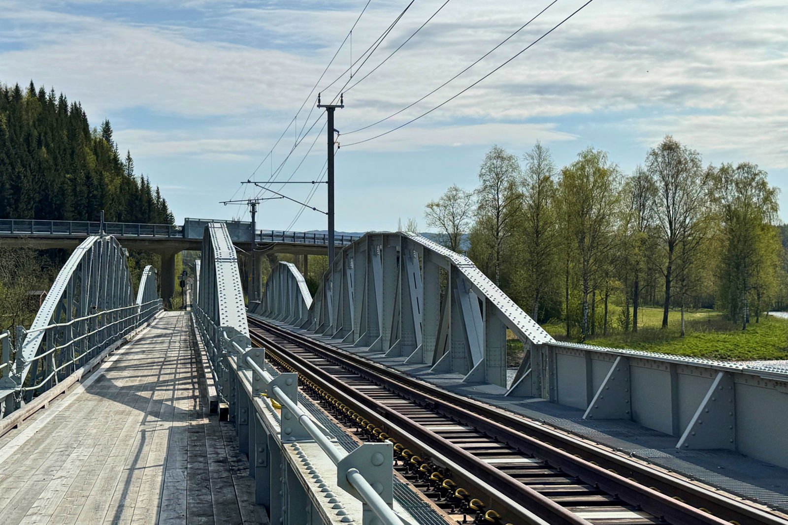 Bilde av brua ved Gudå stajson med ferdig bygget kontaktledningsanlegg.