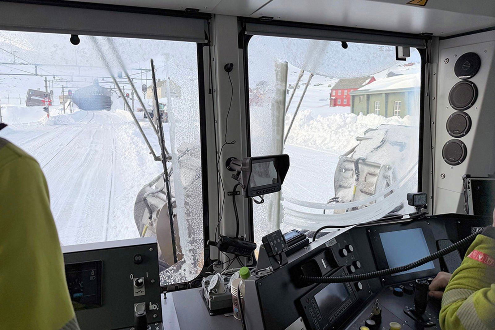 Utsikt fra førerplass i solskinn på Finse stasjon.