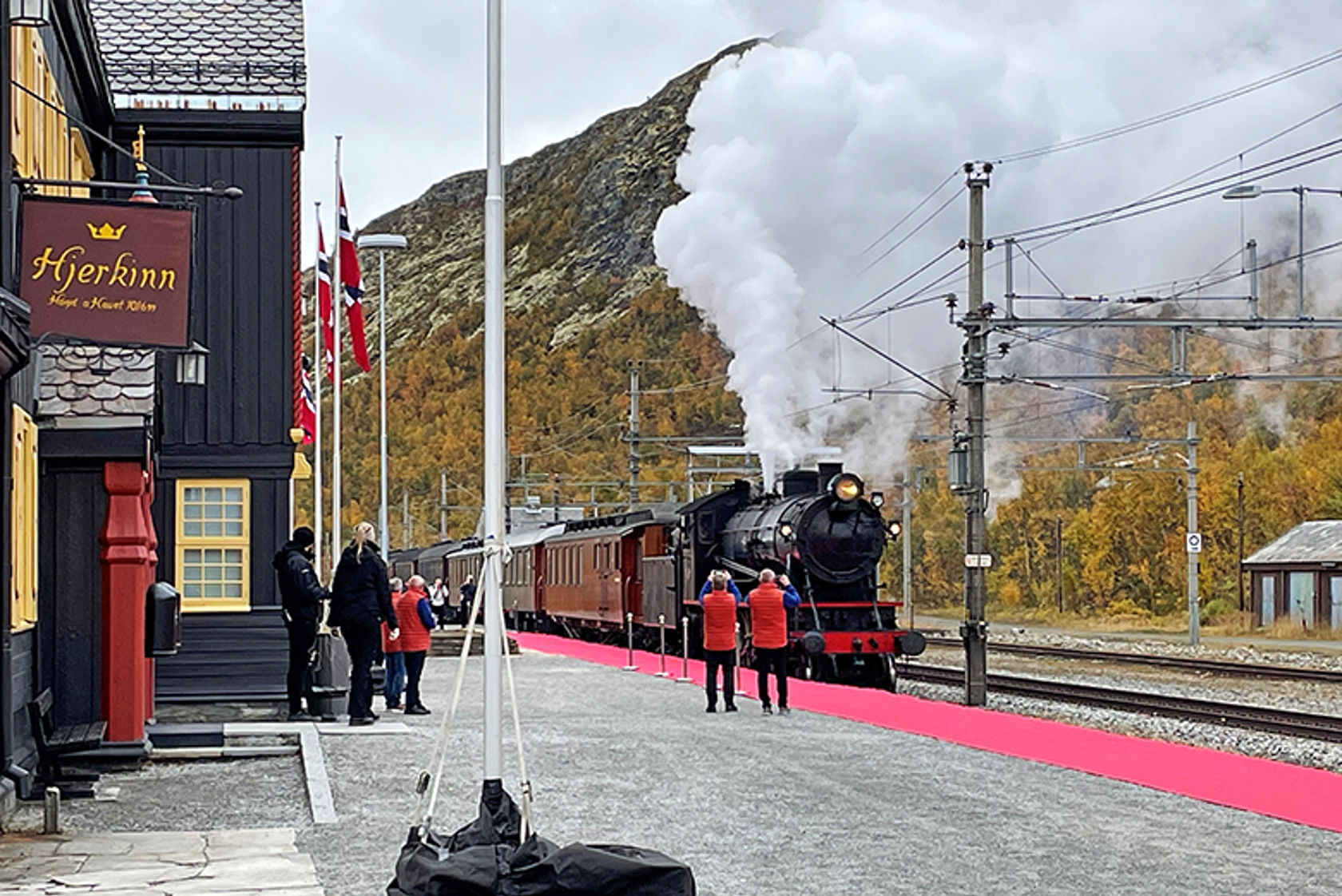 Et gammelt damptog ankommer Hjerkinn stasjon.