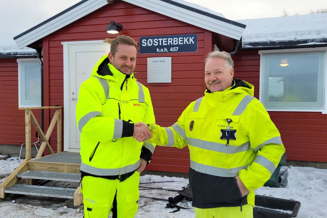 Theis Tarp Rasmussen i NIRAS, og Tor Gunnar Pedersen i Bane NOR, på befaring på Søsterbekk
