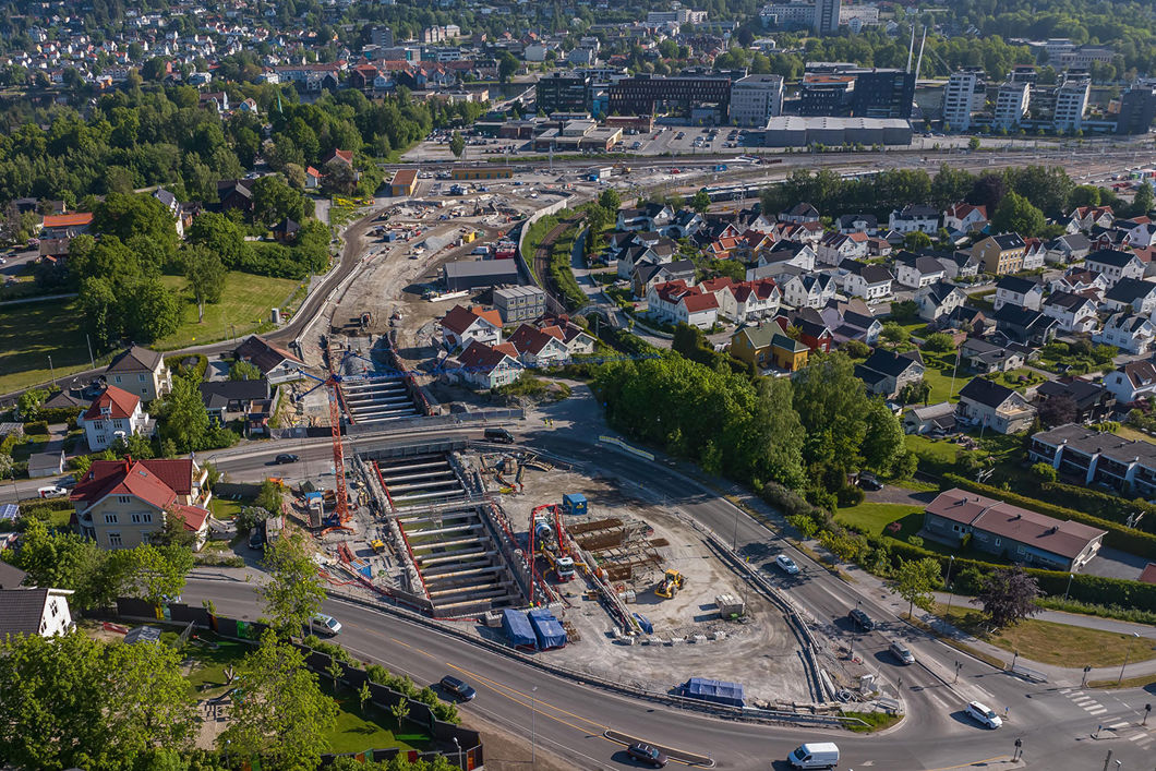 Anleggsområde med byggegrop midt i boligområde. 