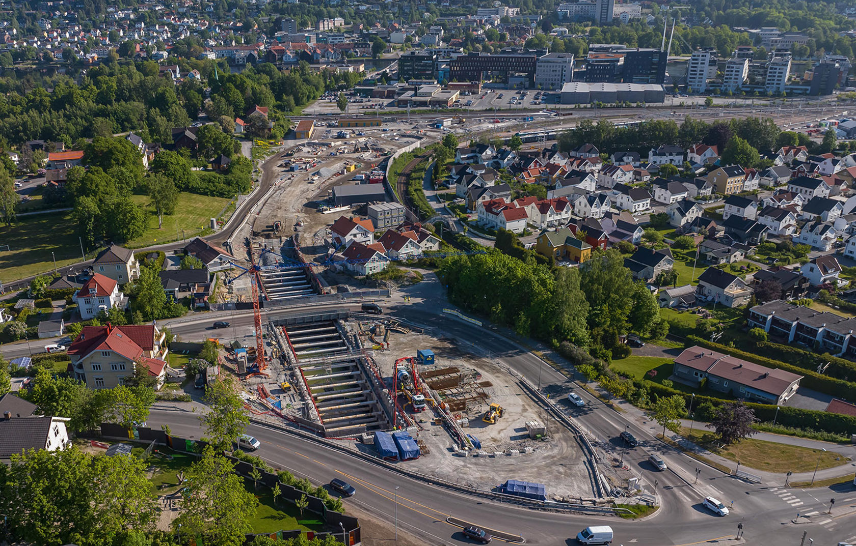 Anleggsområde med byggegrop midt i boligområde. 