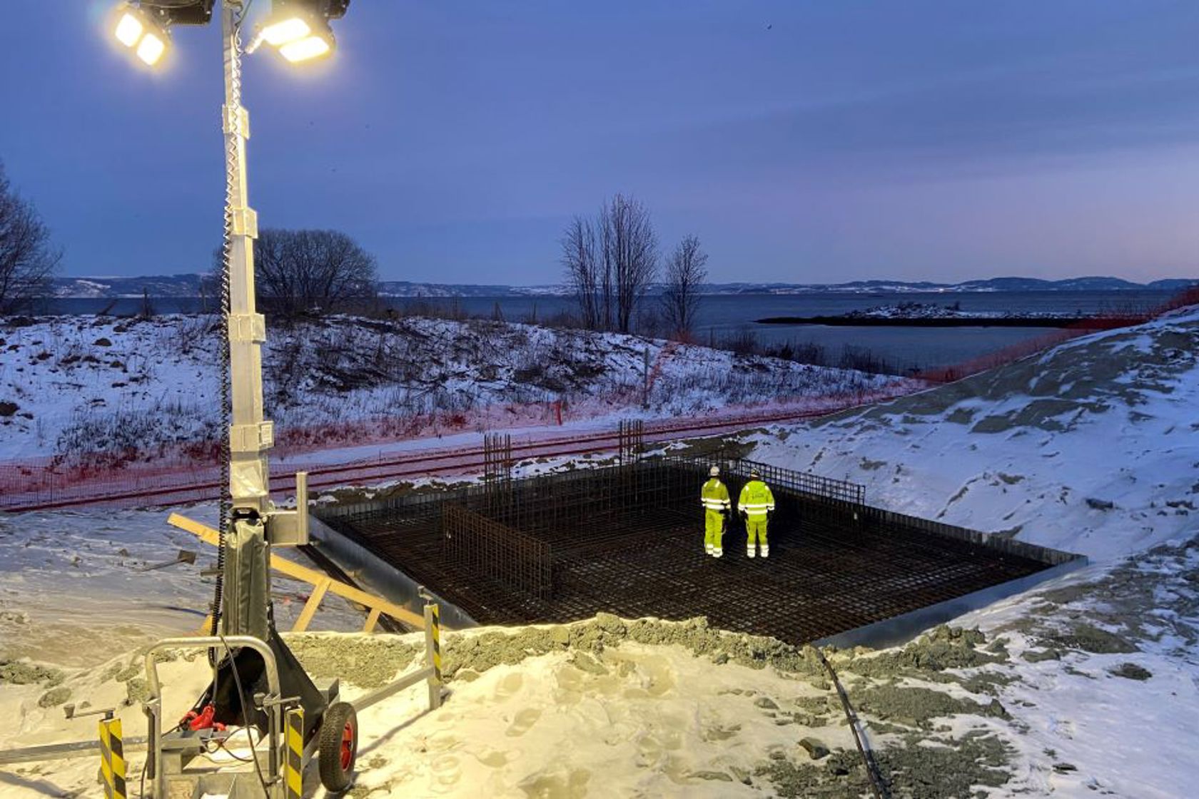 Bildet viser at det jobbes med armering av fundamentplater for den nye brua på Være som skal erstatte nåværende før sommeren 2022.