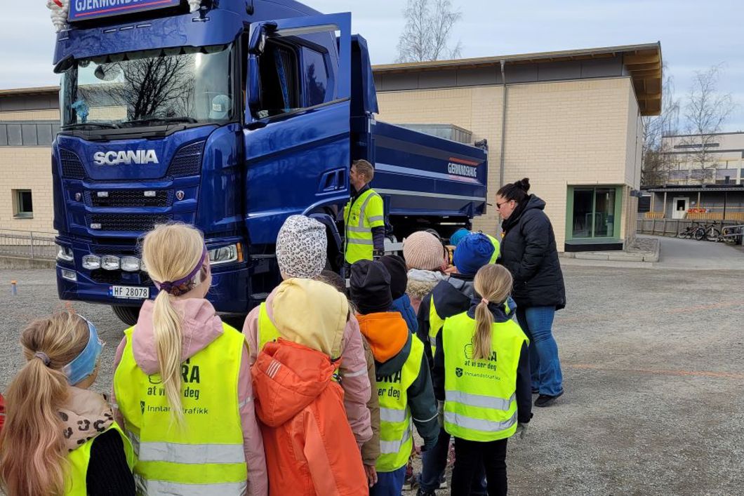 Teoretisk lære om trafikksikkerhet rundt store anleggsbiler i kombinasjon med informativ film ble omsatt til praktisk gjennomgang for elevene ute ved lastebilen fra Gjermundshaug, som skal jobbe på Stange i månedene fremover.
