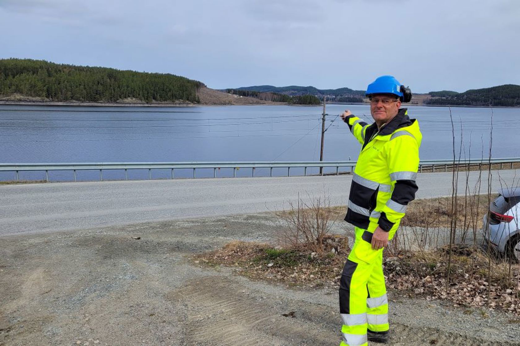 Gunnar Sletten, som er prosjektleder for Tangenvika jernbanebru, peker ut traséen over vika og der arbeidene starter opp nå i september.