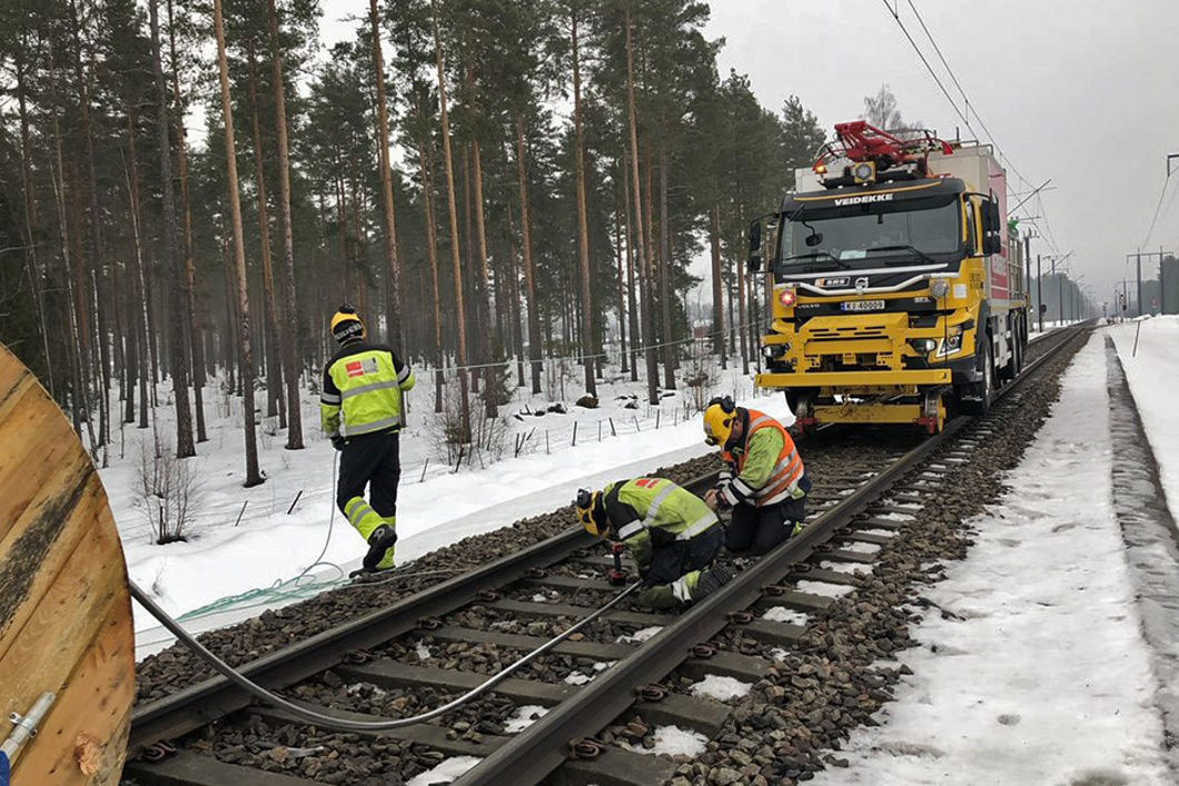 Dette er et illustrasjonsbilde som viser arbeider fra oppgradering av anlegget som gir togene strøm på Kongsvingerbanen. 