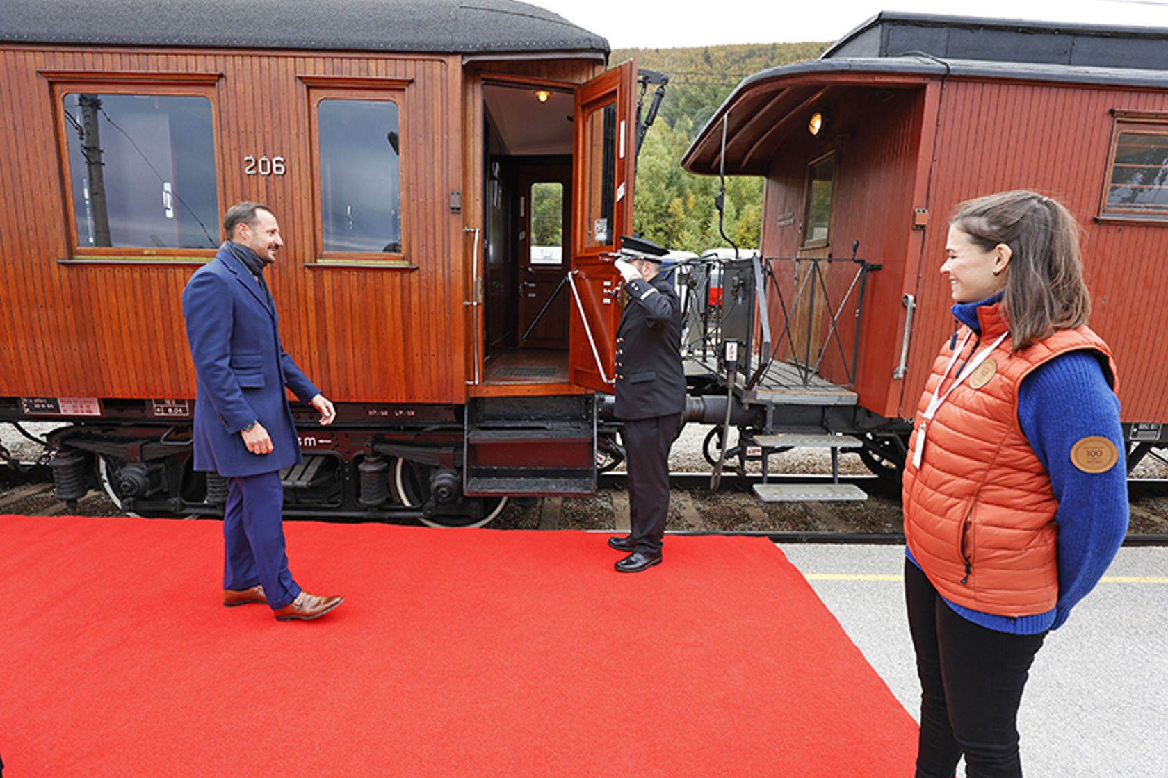 Bilde av HKH Kronprins Haakon på vei inn på toget.