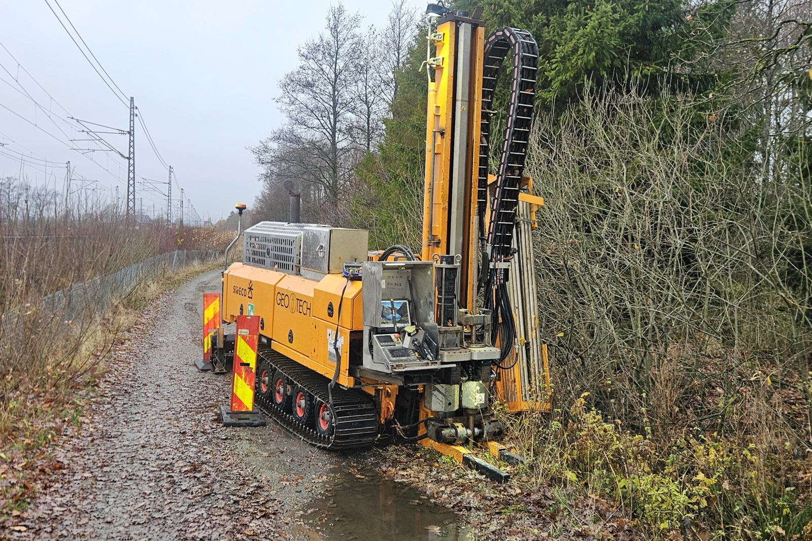 Foto av boreriggen som står på Bane NORs driftsvei som går mellom Rygge stasjon og Gon. 