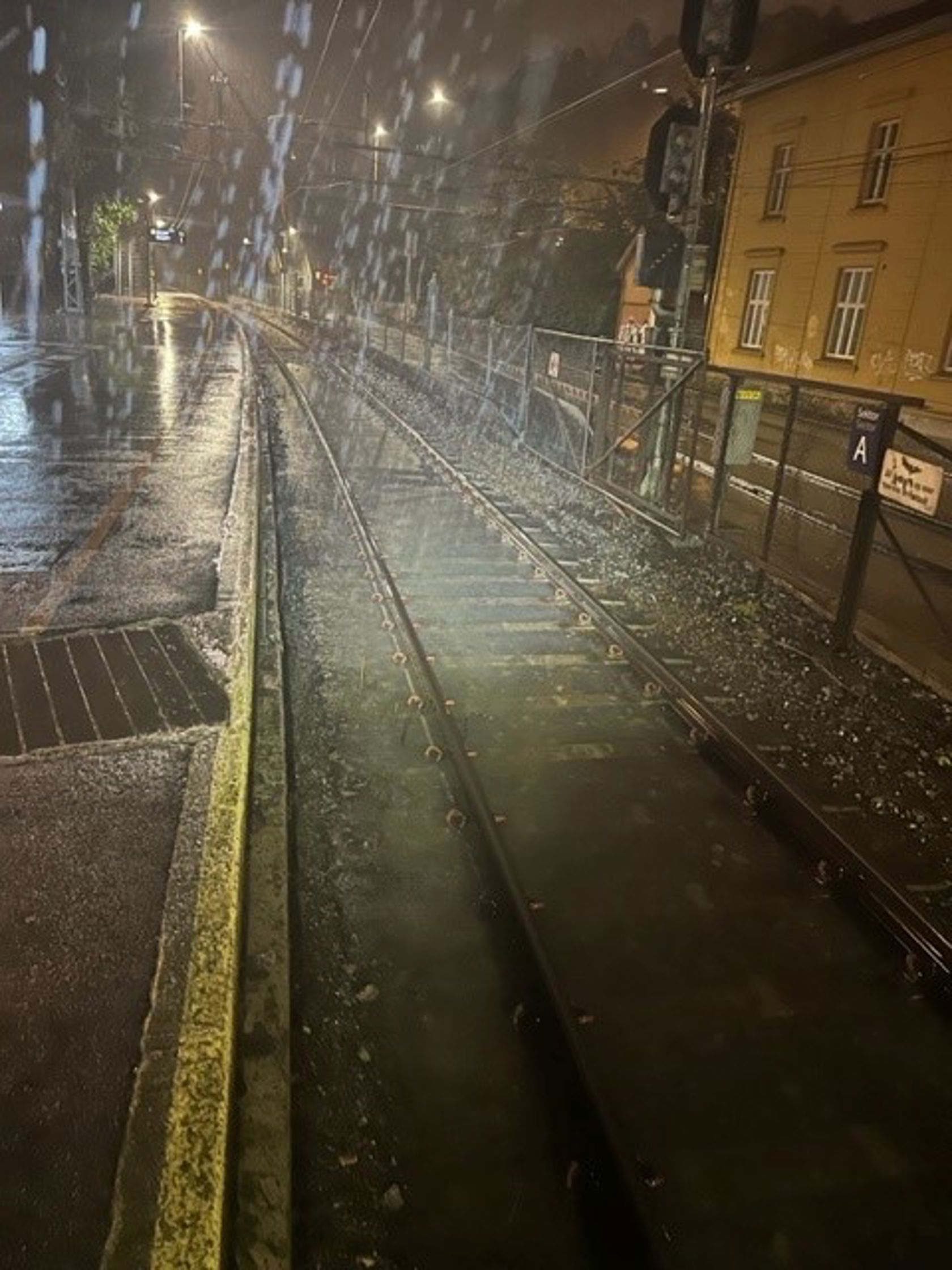 Jernbanespor under vann på Bryn stasjon.