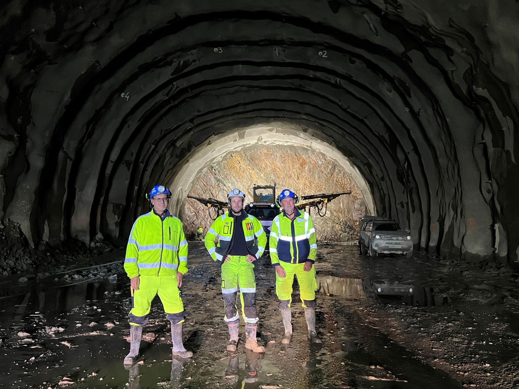 Foto av arbeidere i tunnel. 