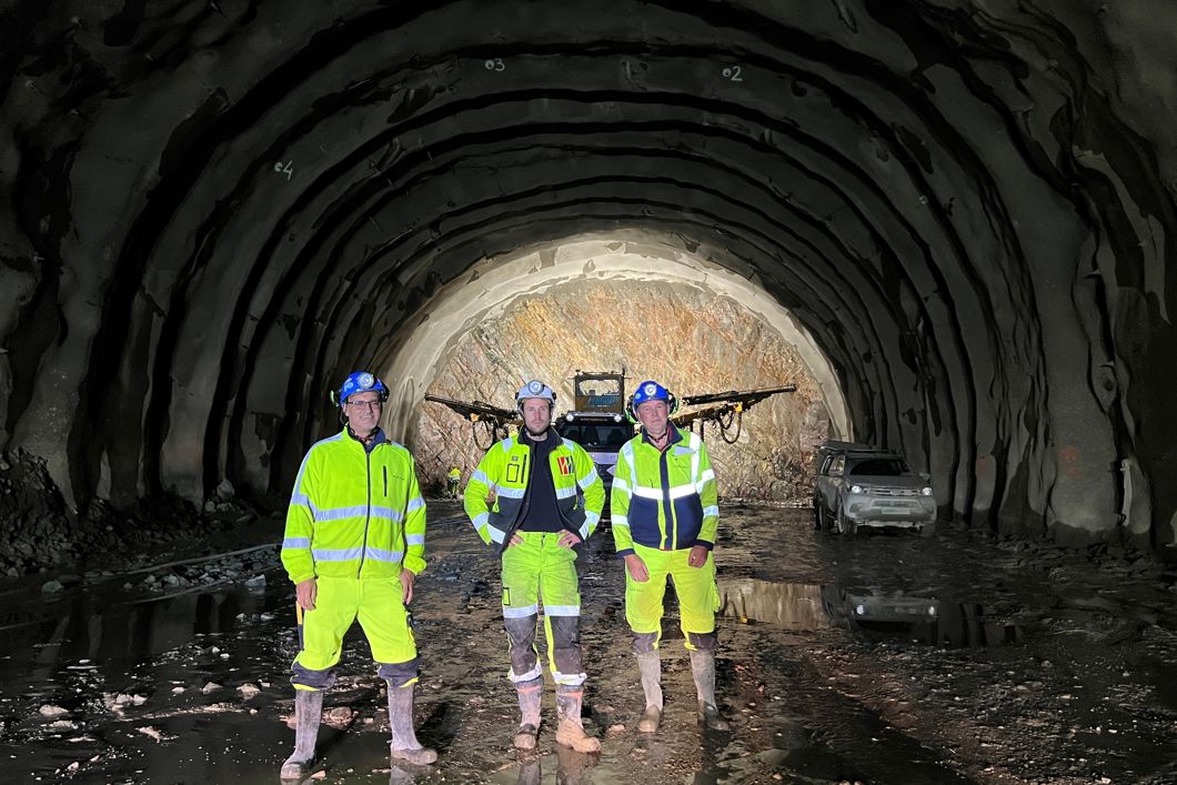 Foto av arbeidere i tunnel. 