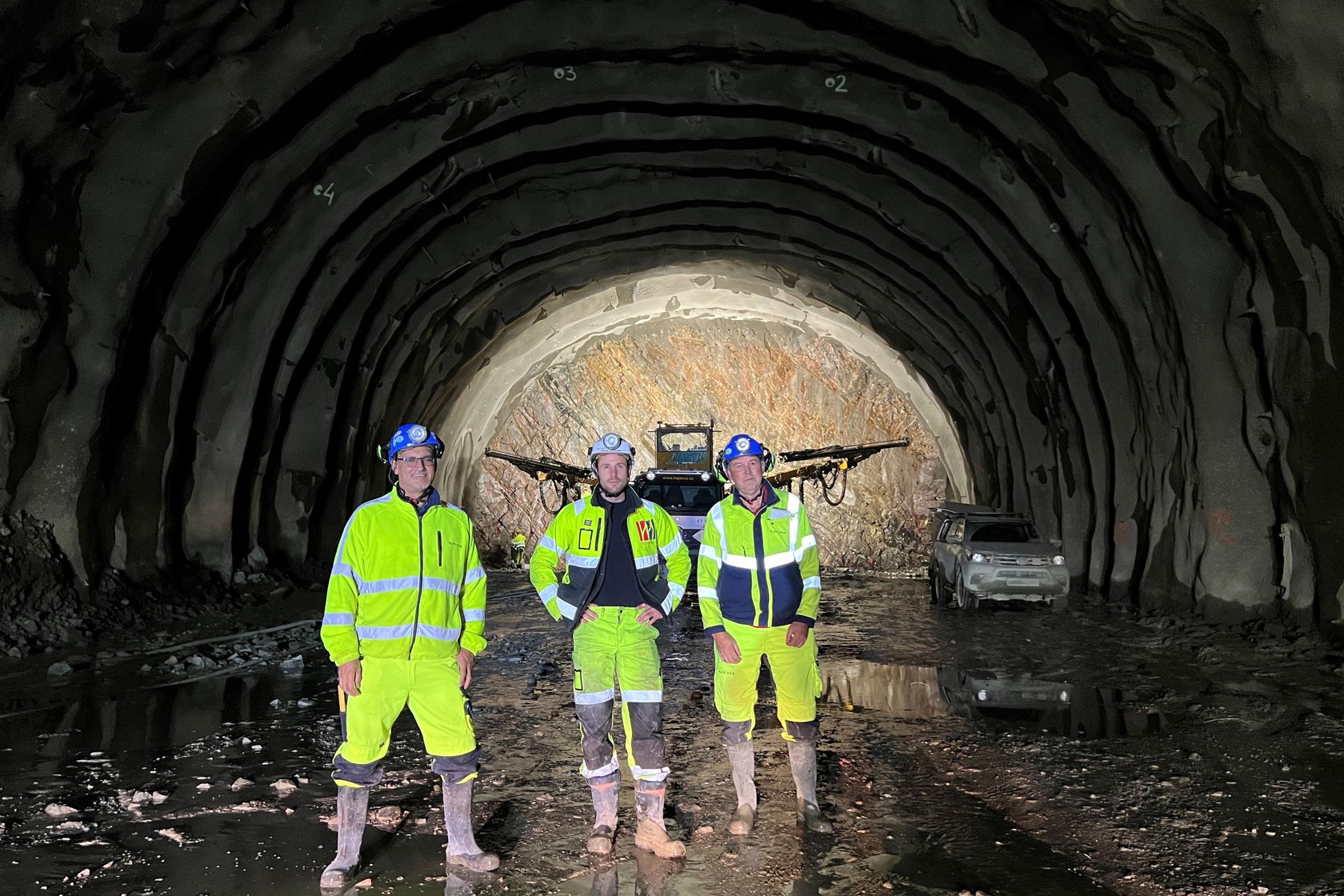 Foto av arbeidere i tunnel. 