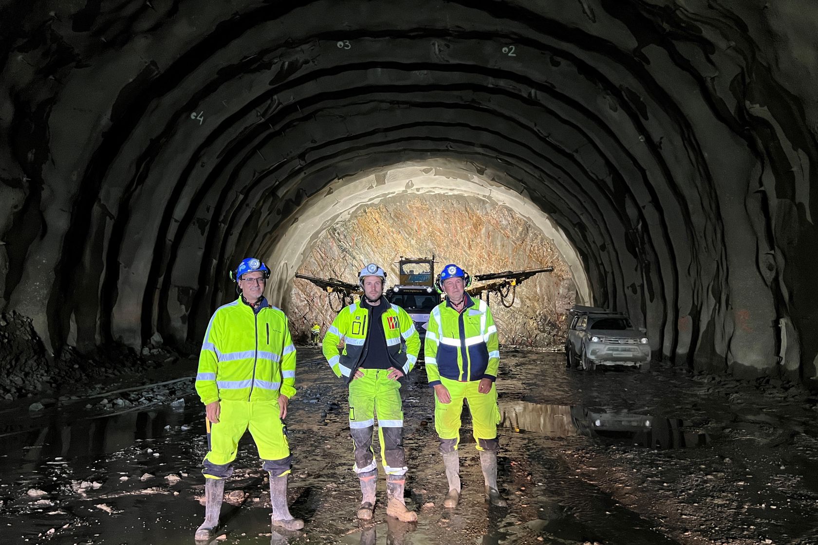 Foto av arbeidere i tunnel.
