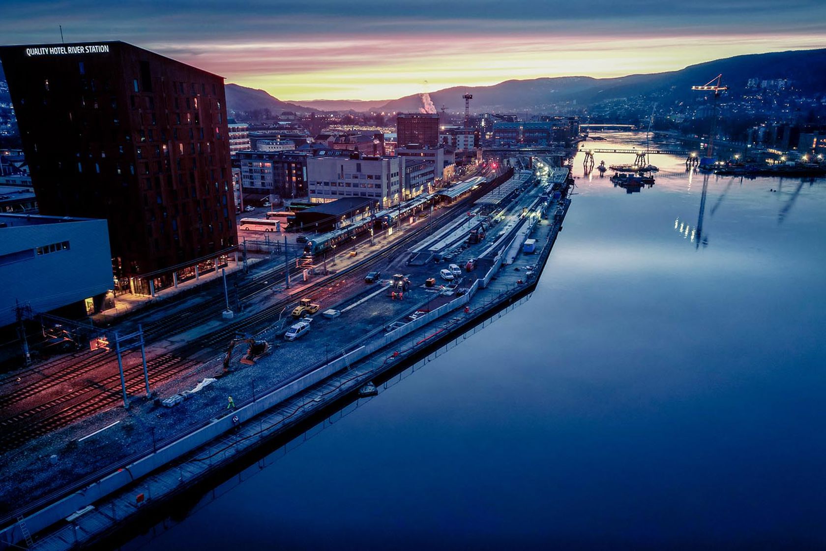 Drammen stasjon ved elven. Tidlig morgen.