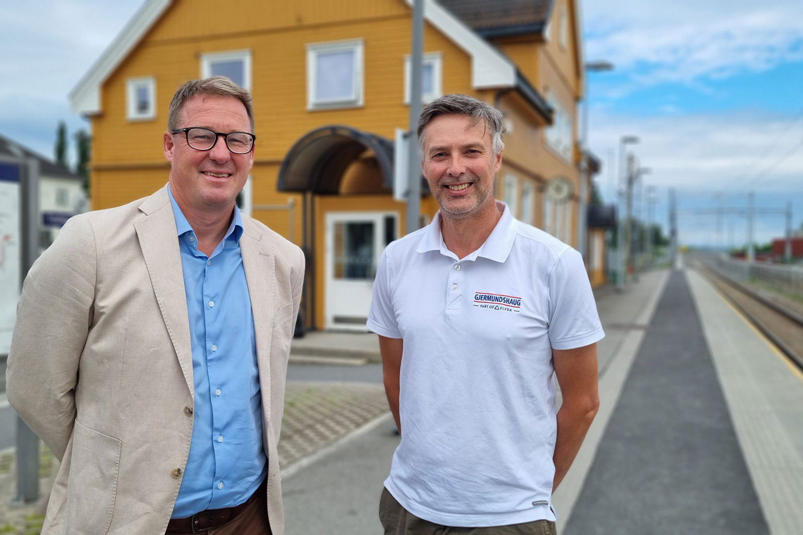 Personene er avbildet på Stange stasjon i Innlandet.