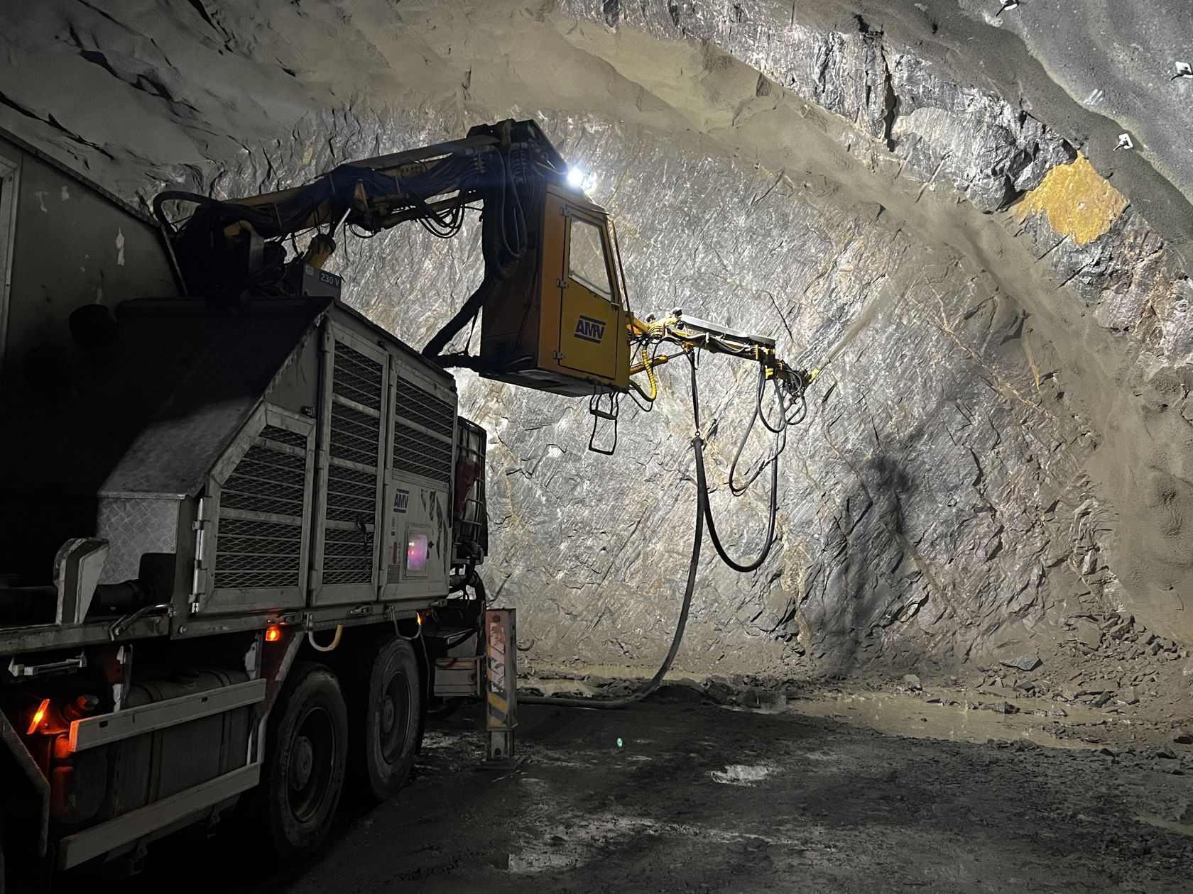 Mann ved anleggsmaskin i tunnel