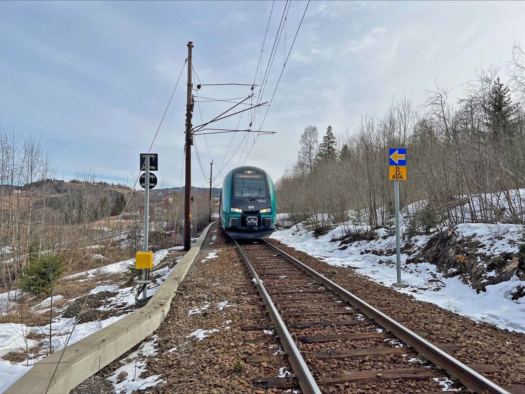 Tog på spor foran nye ERTMS-skilt