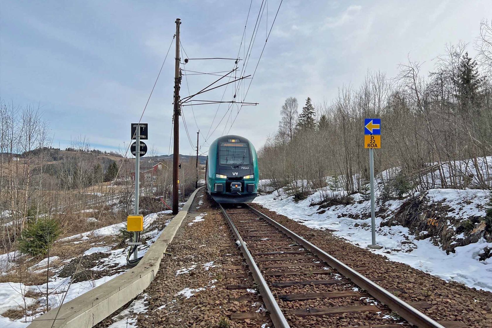 Tog på spor foran nye ERTMS-skilt