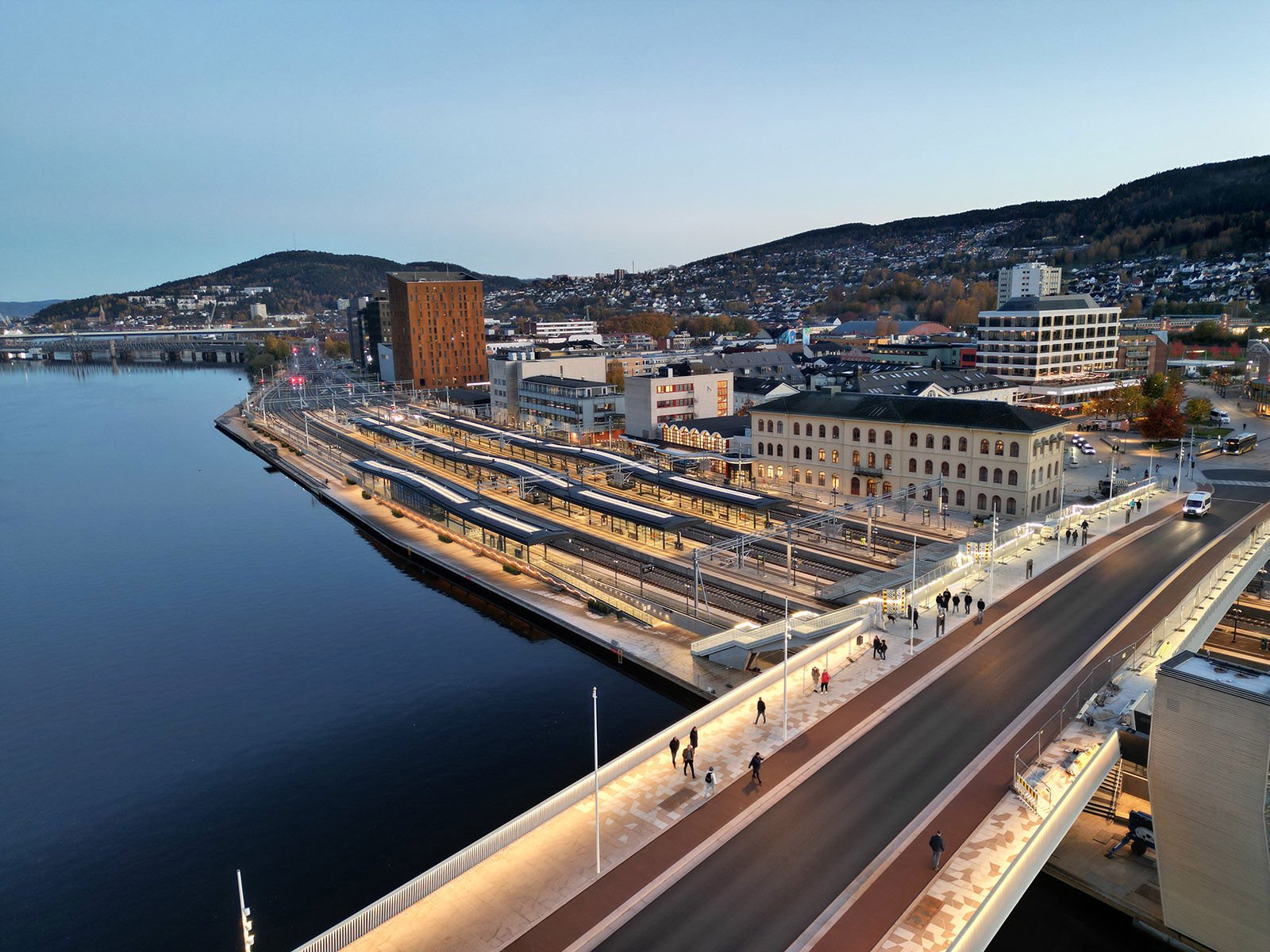 Dronefoto av stasjonen med bybrua i forkant.