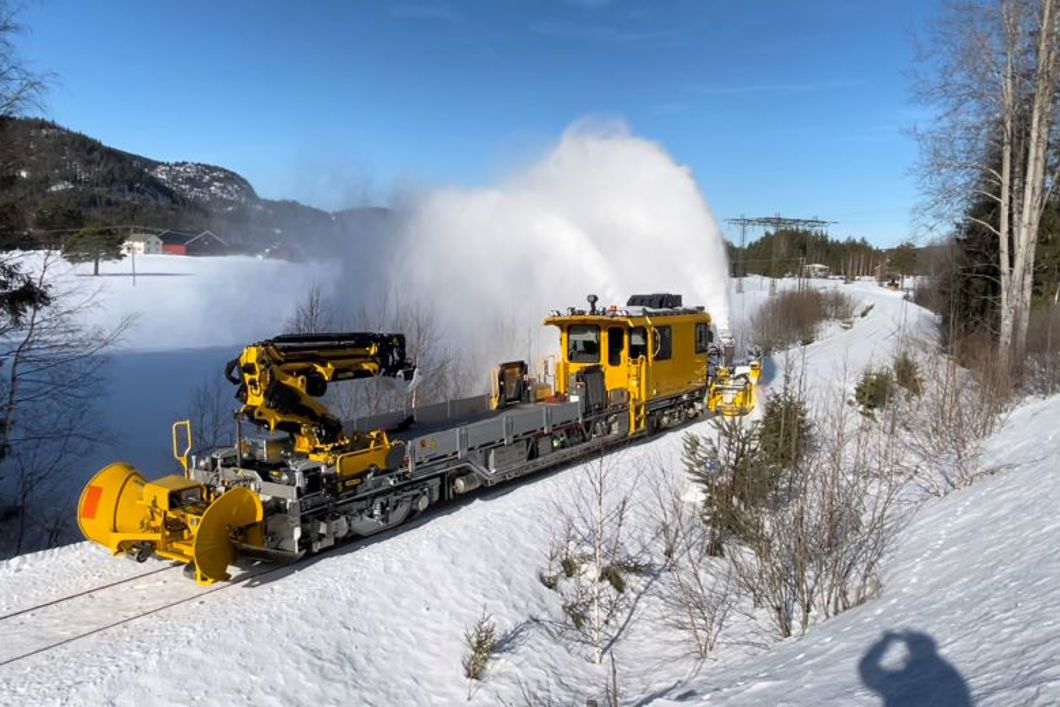 Foto av togtype LT18 som rydder snø.
