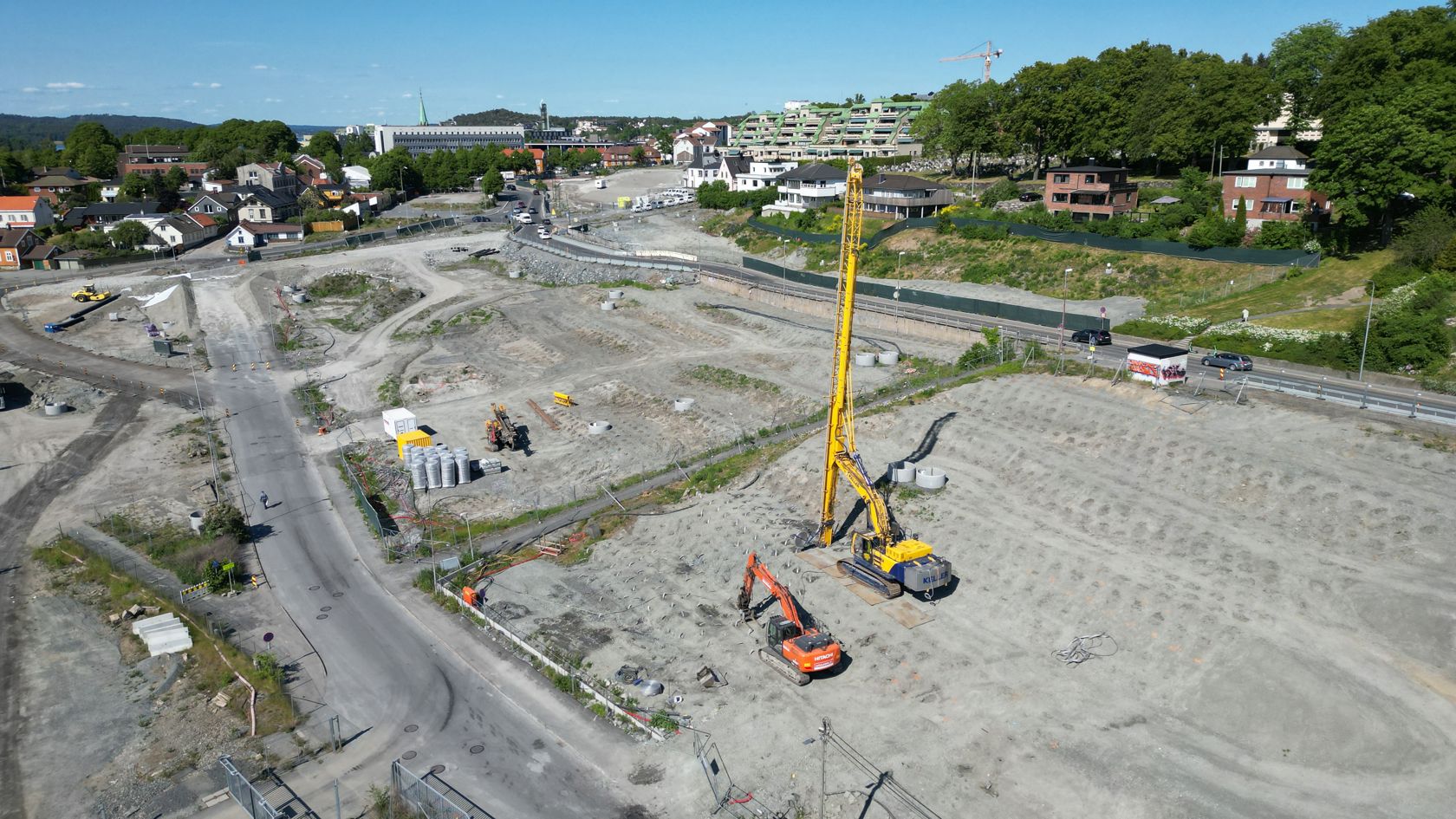 Store anleggsmaskiner i arbeid.