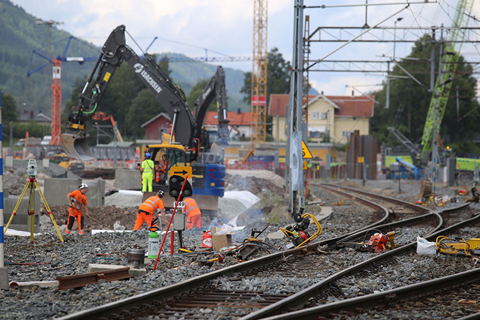 Anleggsarbeidere gjør arbeider i et jernbanespor om sommeren