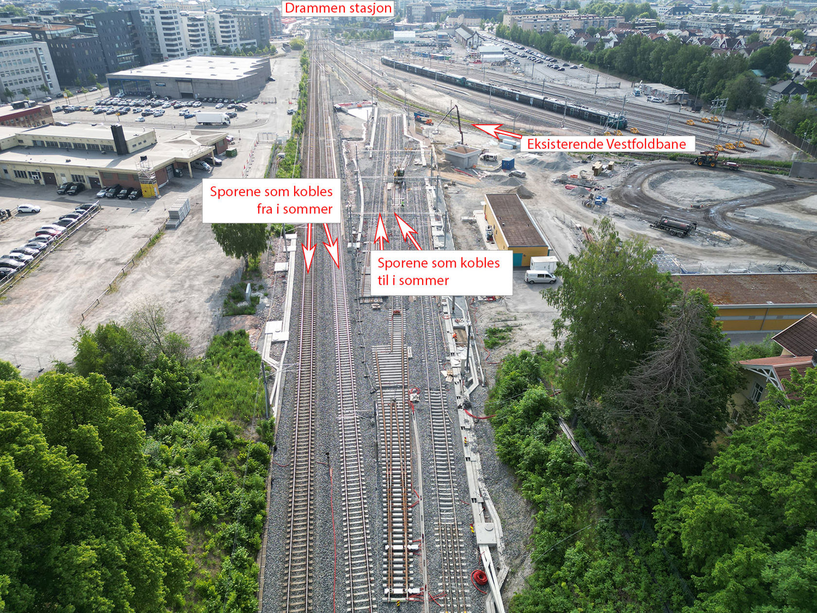 Dagens spor inn mot Drammen stasjon, og de nye sporene trafikken flyttes over på i sommer.