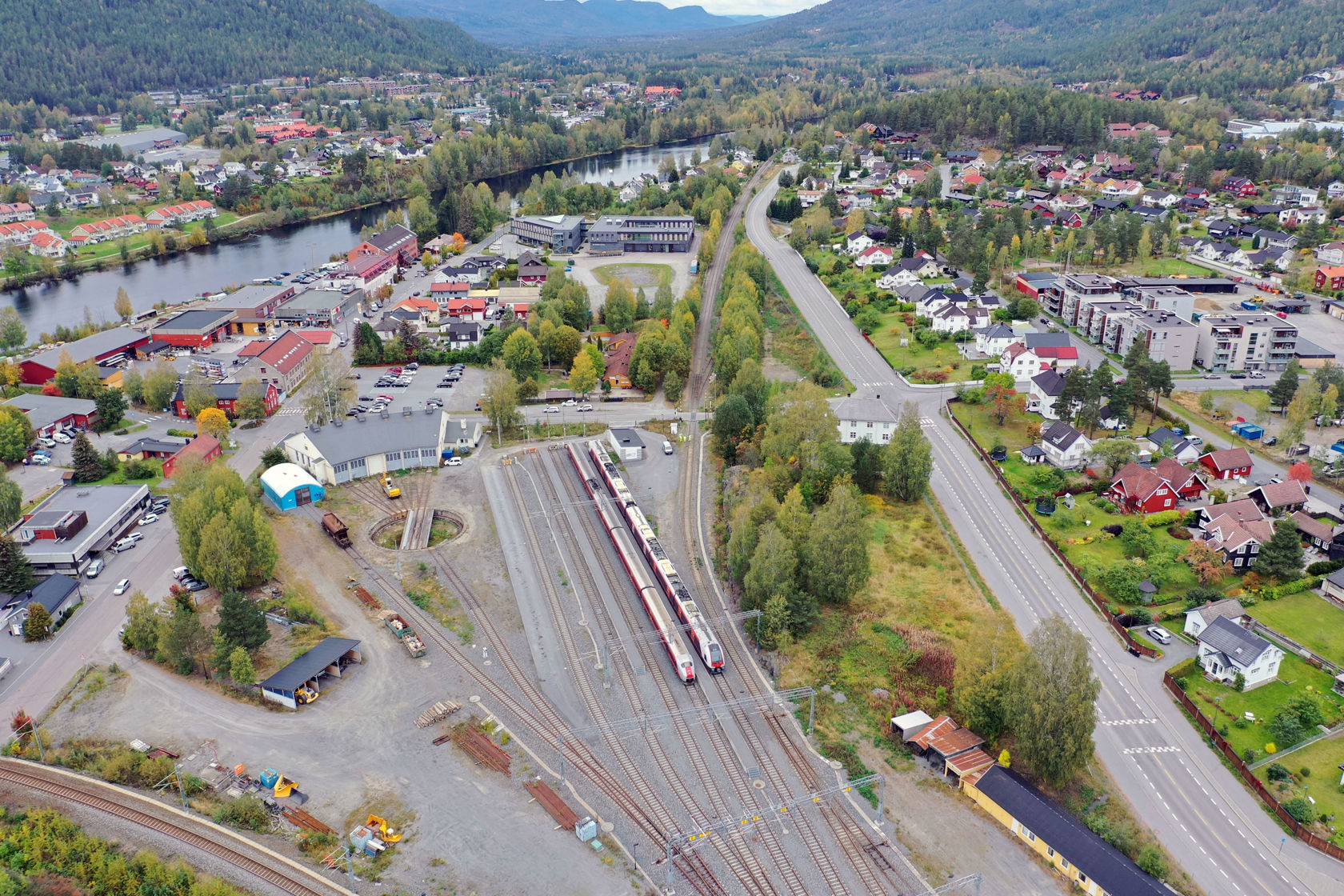 Dronefoto togparkeringen i Kongsberg slik det så ut før arbeidene startet.