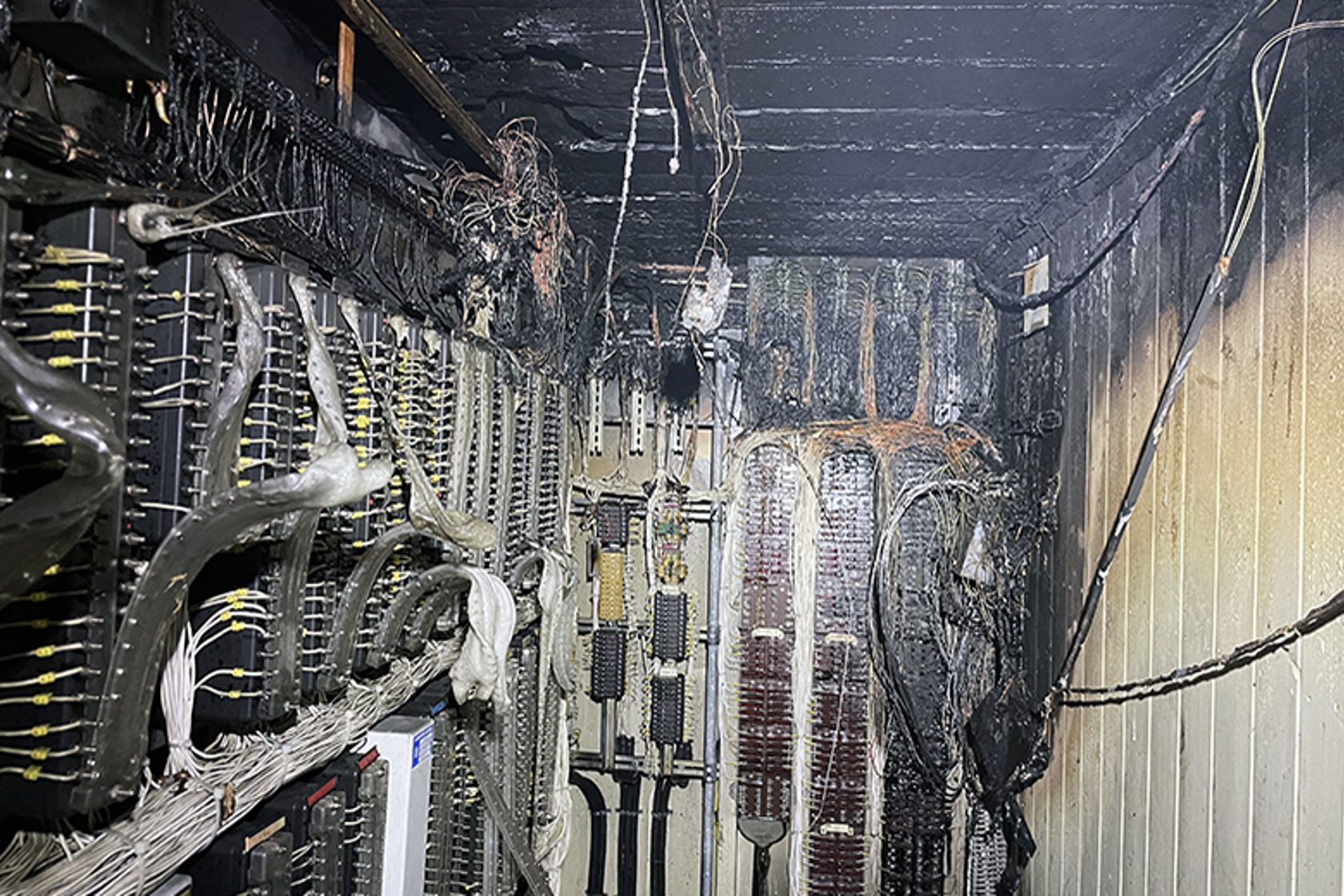 Bilde innenfra en bod av mange elektriske komponenter som er svidde.