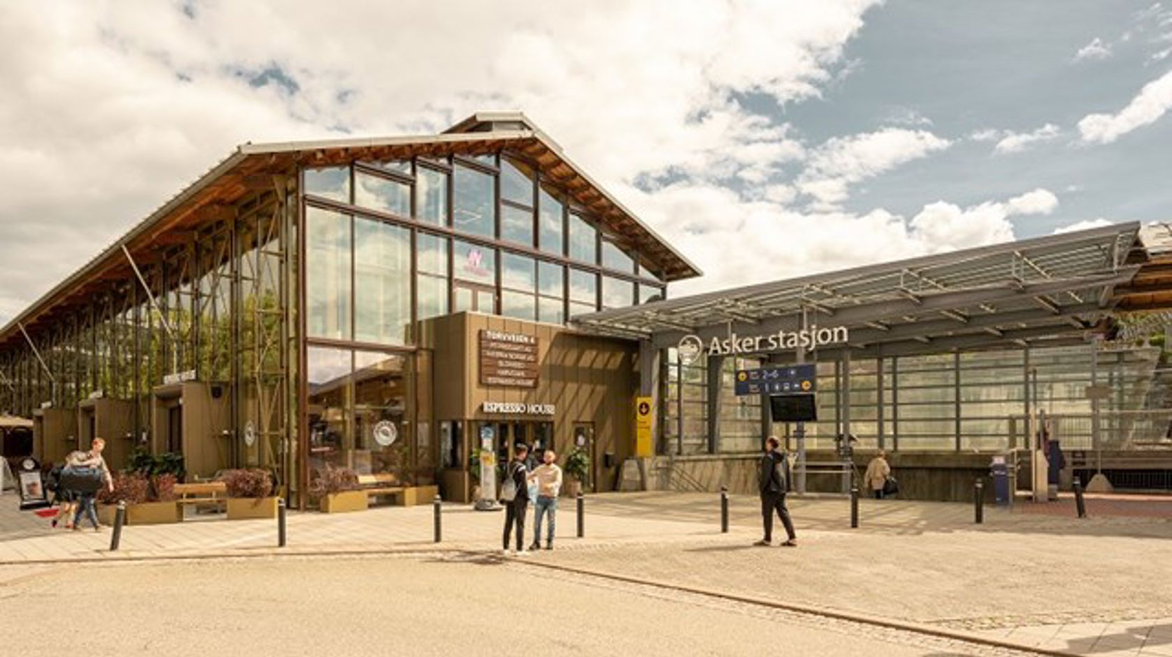Asker stasjon ble åpnet i 1872 da Drammenbanen sto ferdig. 