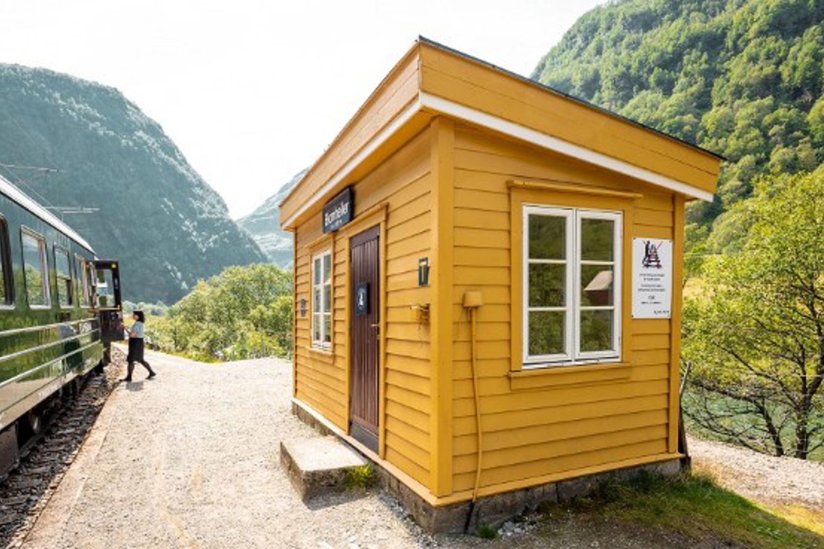 Exterior view of Blomheller stop, a yellow shed
