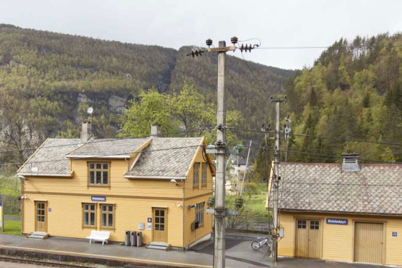 Exterior view of Bolstadøyri station