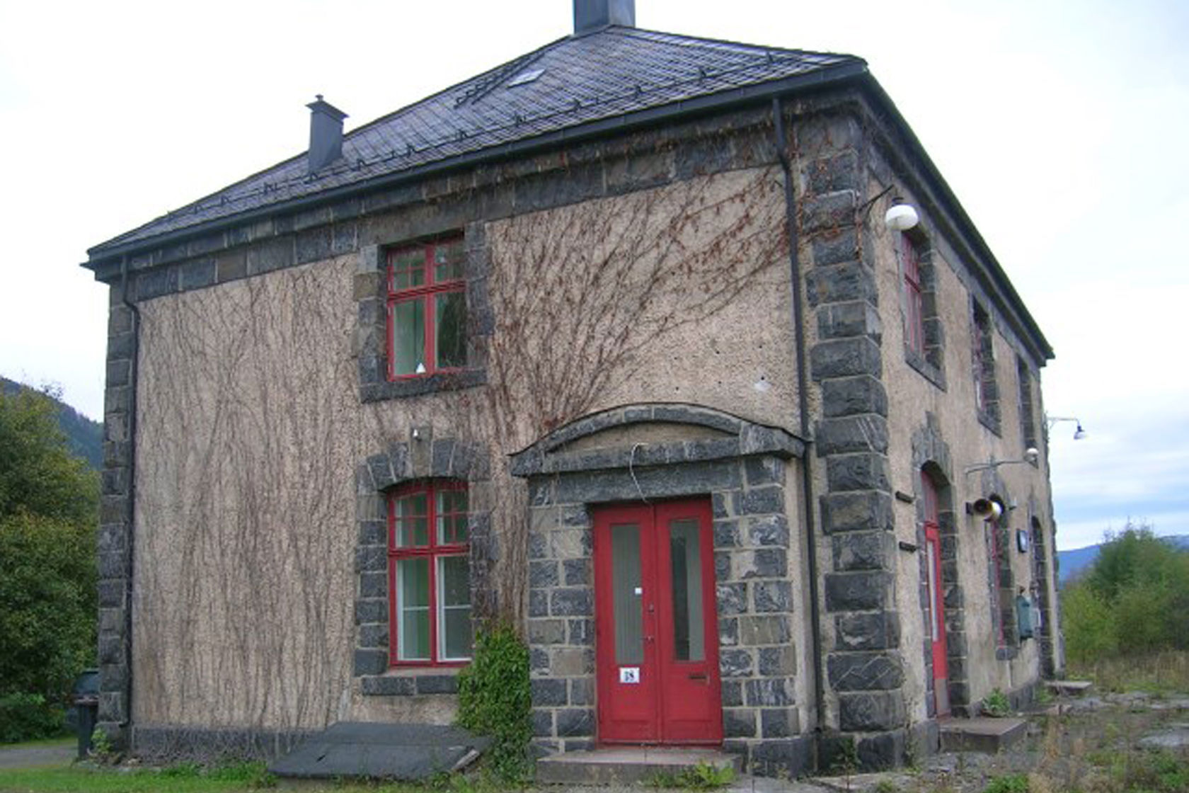The station building at Fåberg station