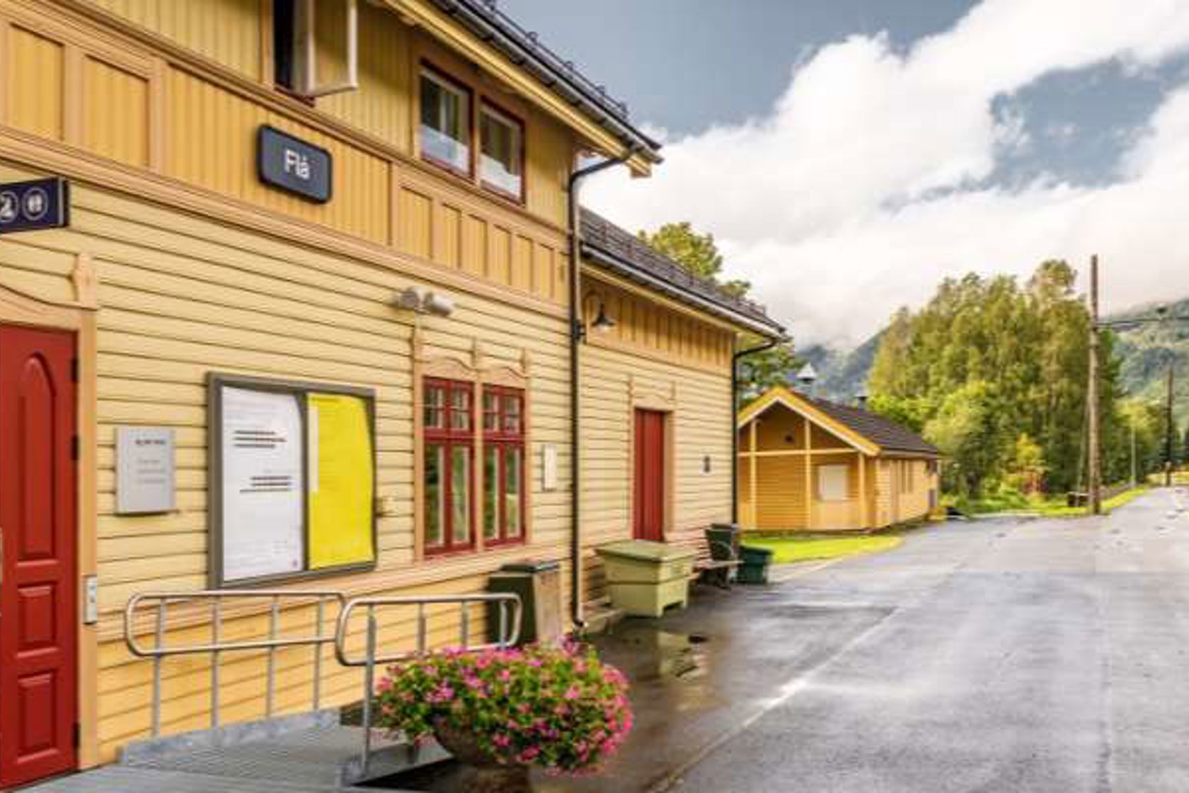 Exterior view of Flå station