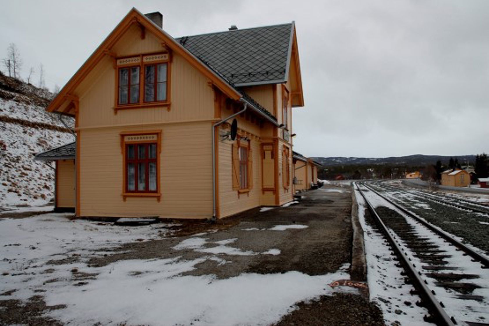Exterior view of Glåmos station