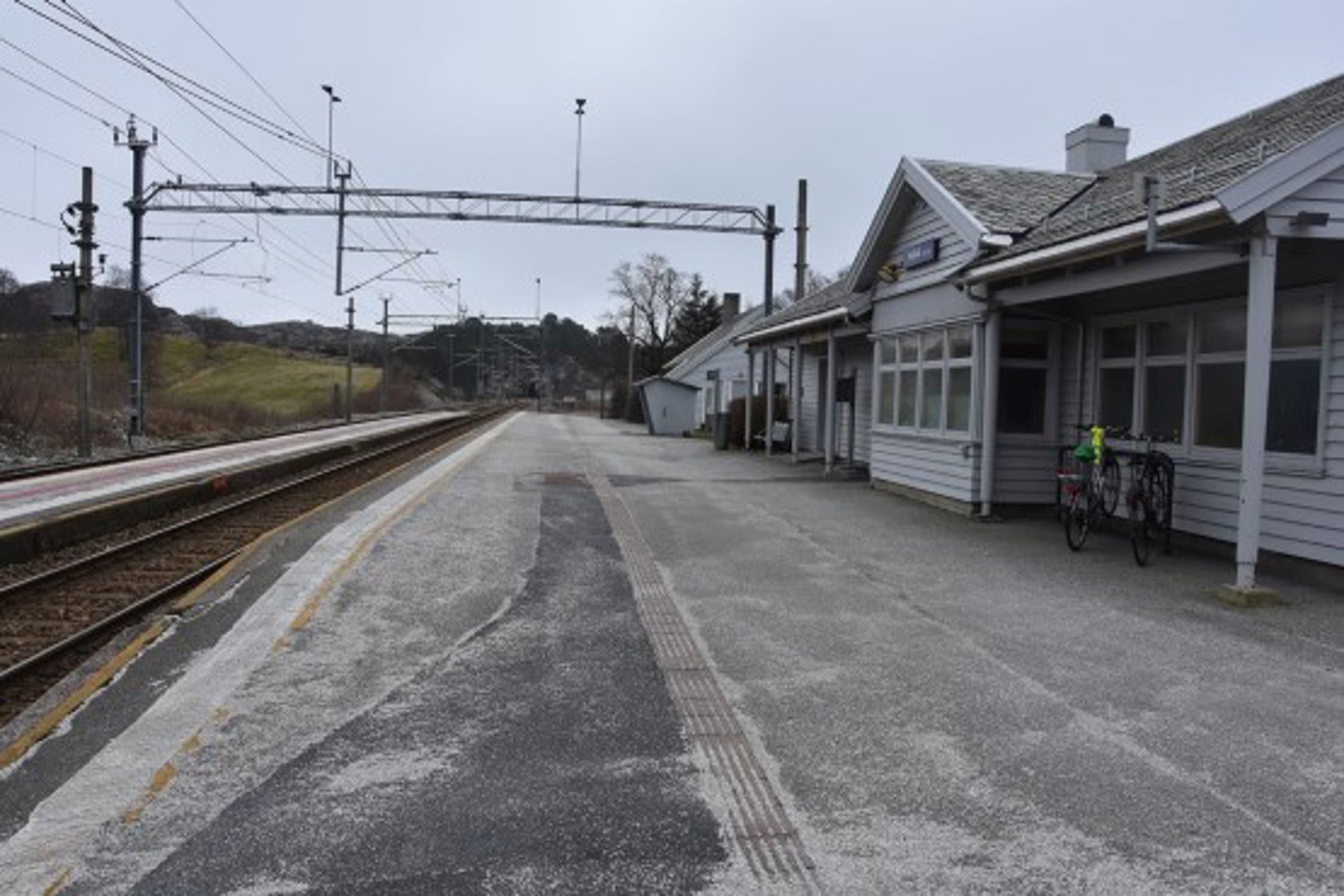 Exterior view of Hellvik station