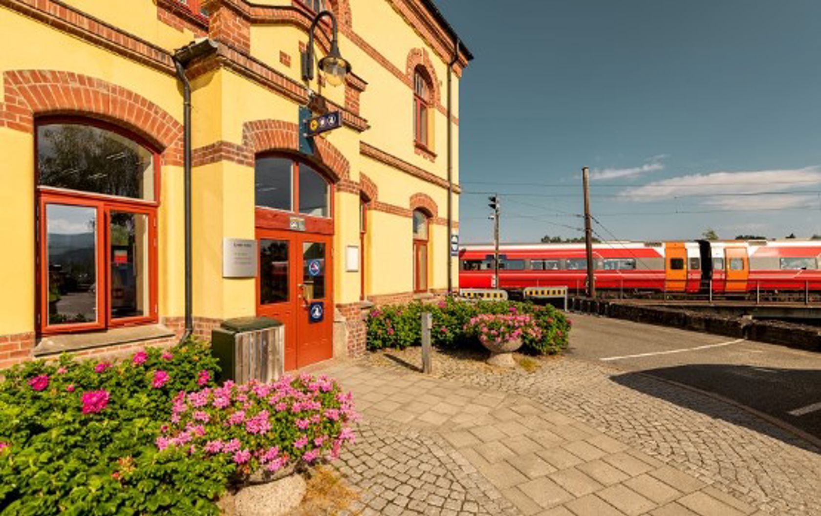 Exterior view of Hønefoss station
