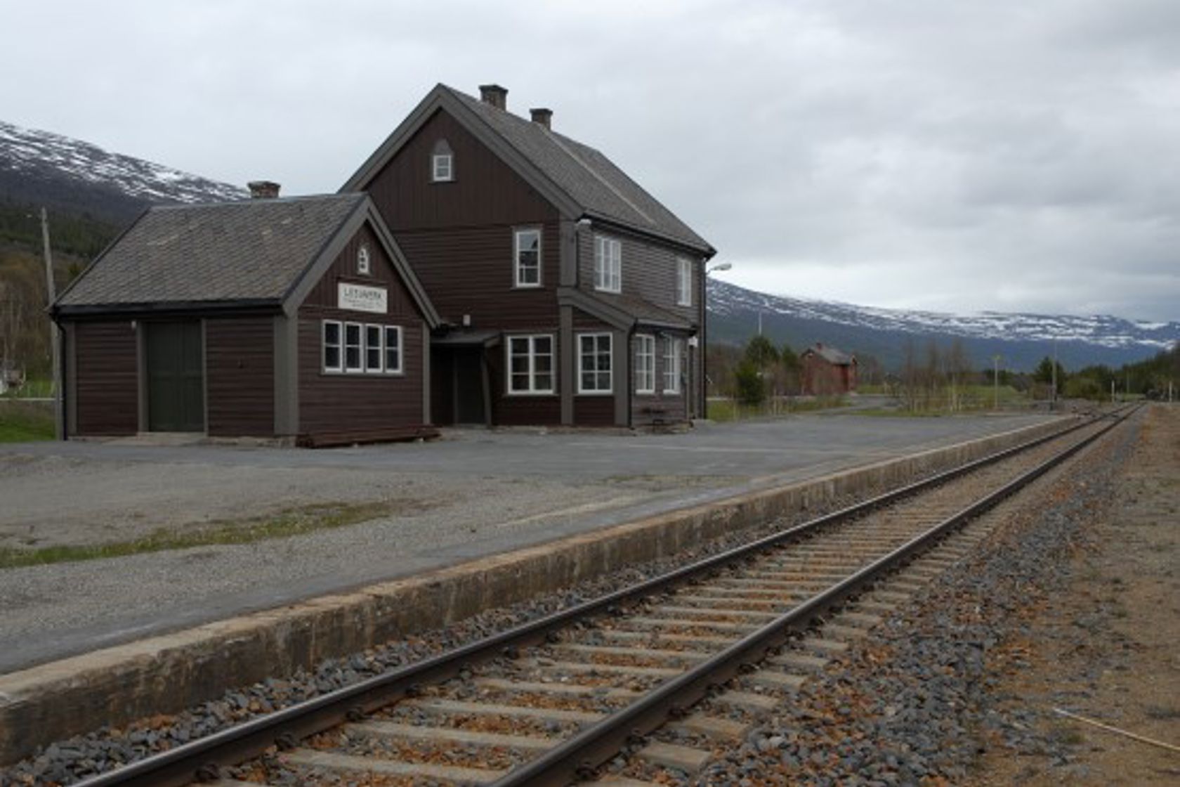 Eksteriørbilde av Lesjaverk stasjon
