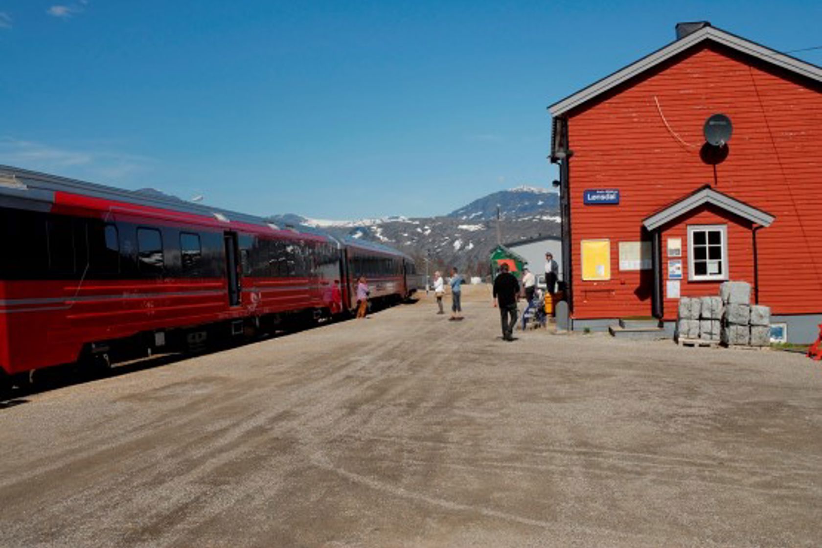 Eksteriørfoto av Lønsdal stasjon