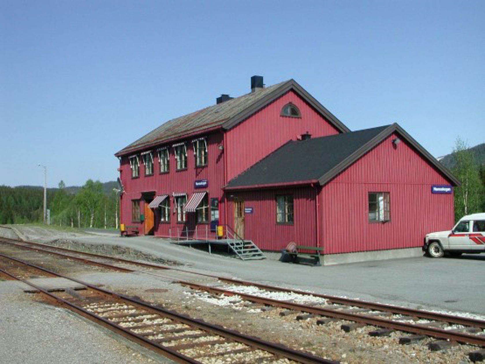 Exterior view of Namsskogan station