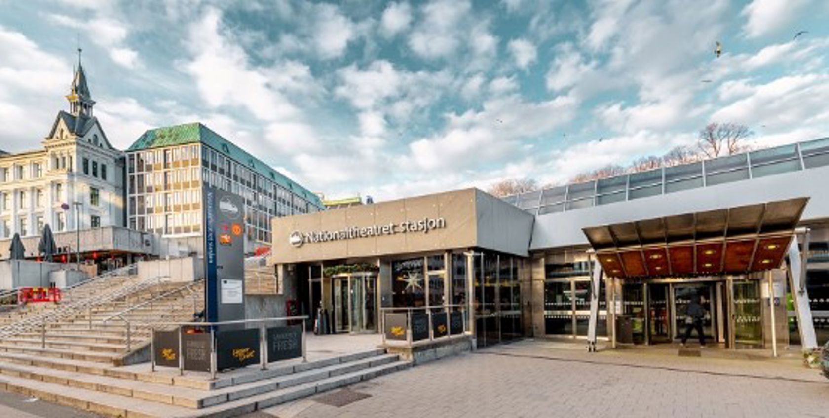 Eksteriørfoto av Nationaltheateret stasjons inngang fra Ruseløkkveien i Vika