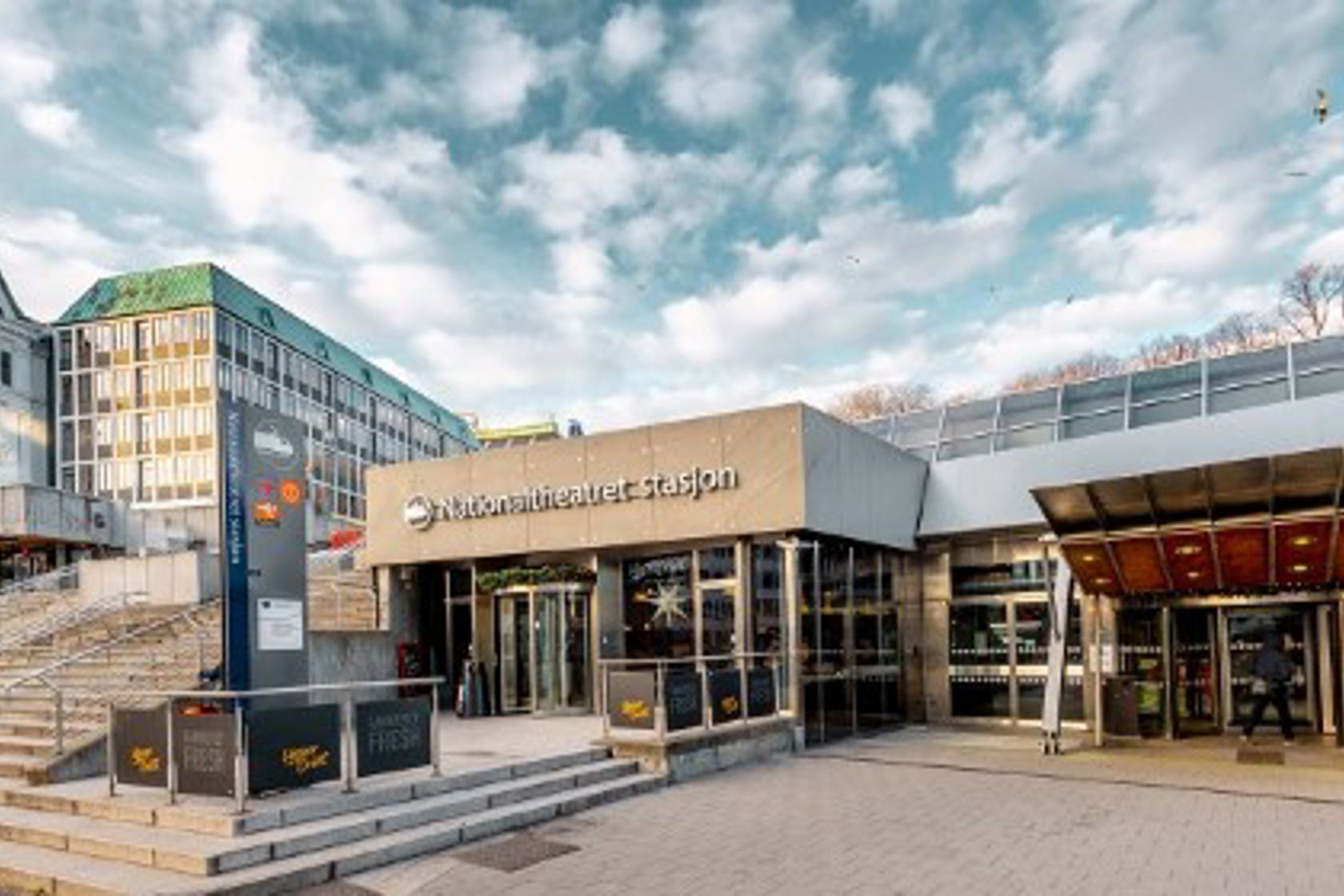 Exterior photo of Nationaltheateret station entrance from Ruseløkkveien