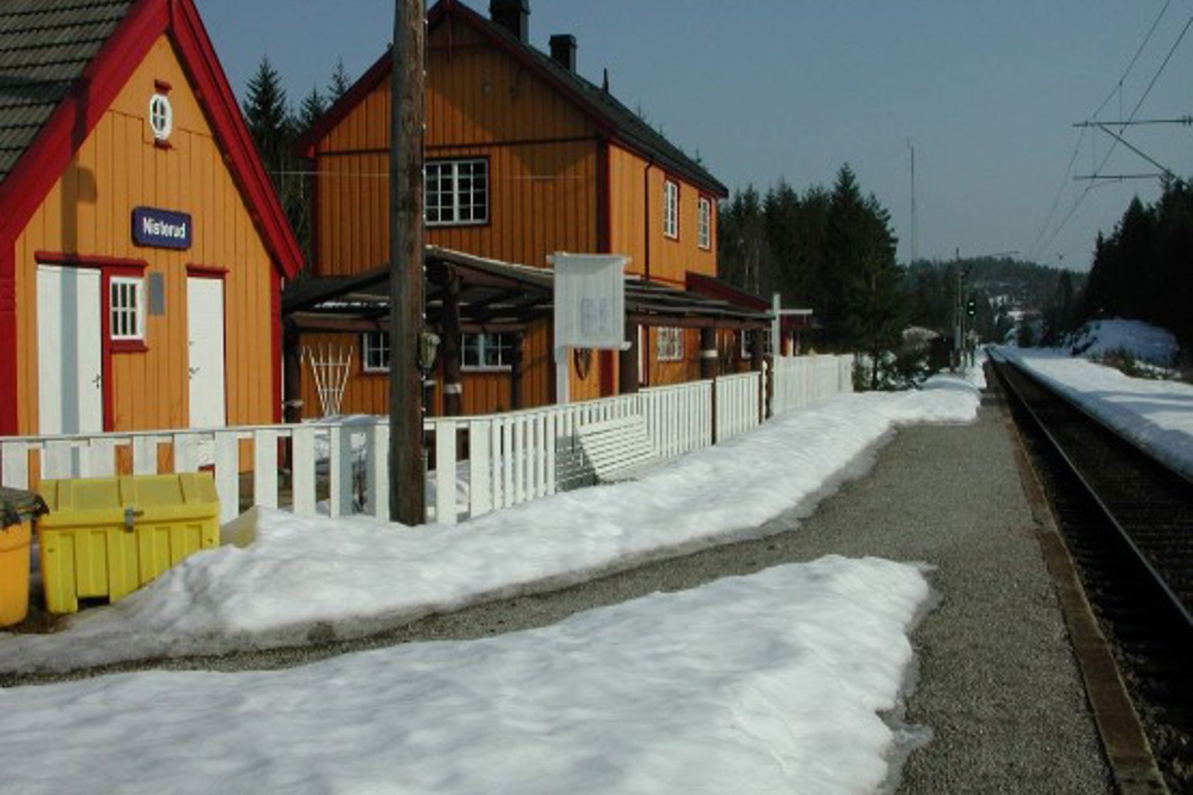 Exterior view of Nisterud station