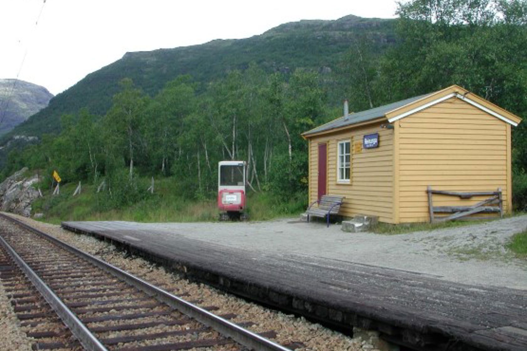 Eksteriørfoto av Reinunga holdeplass