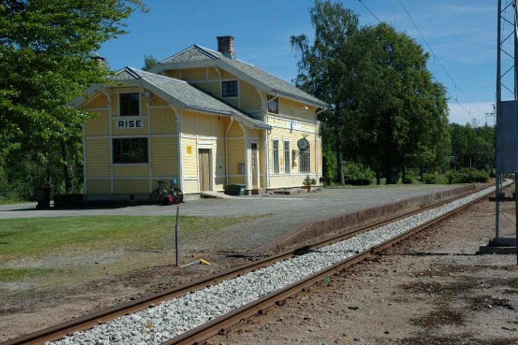 Eksteriørfoto av Rise holdeplass