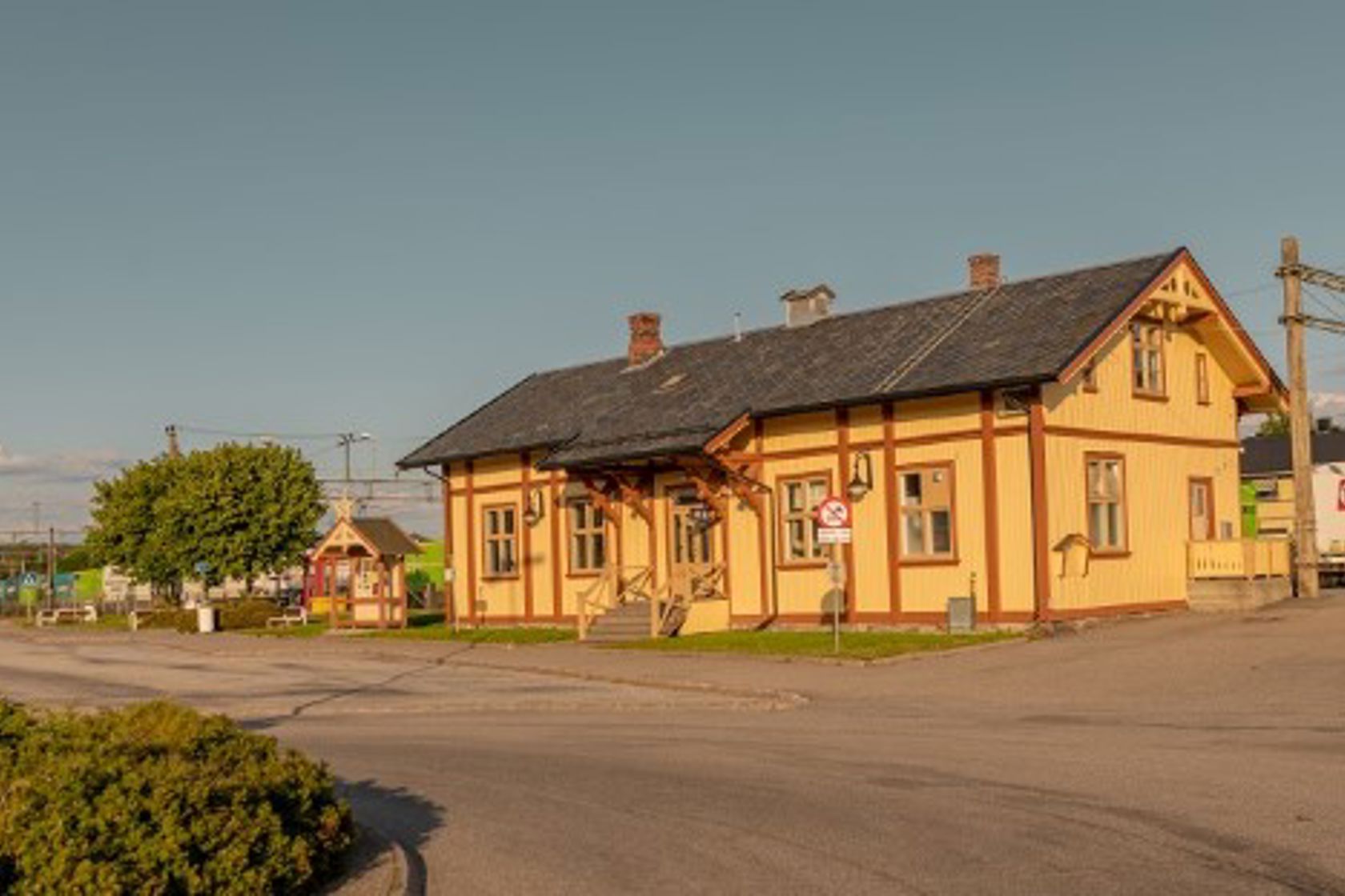 Exterior view of Skarnes station