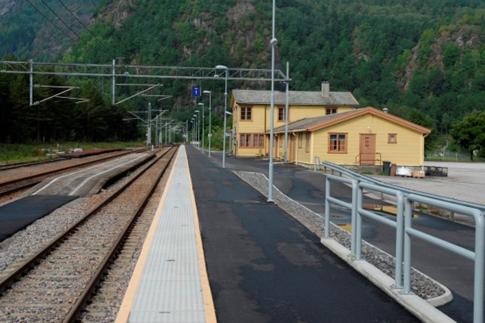 Exterior view of Snartemo station