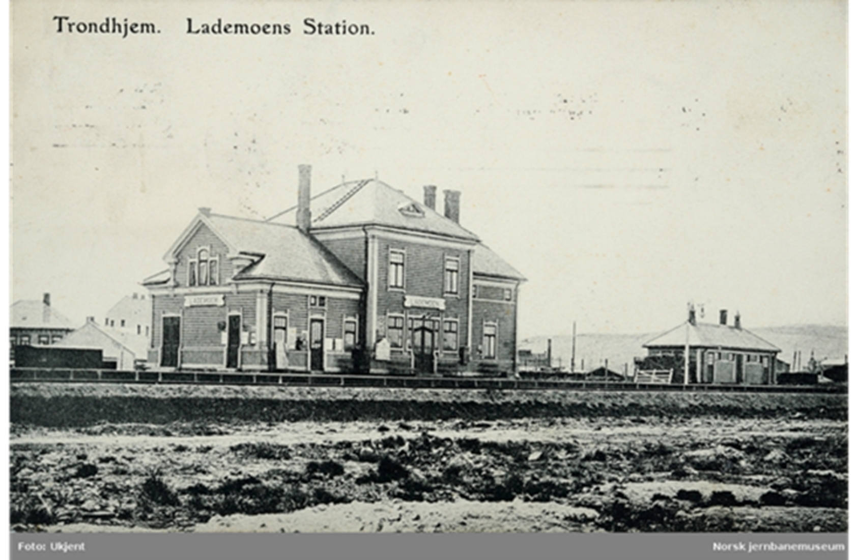 Sort-hvitt bilde av gammel stasjon