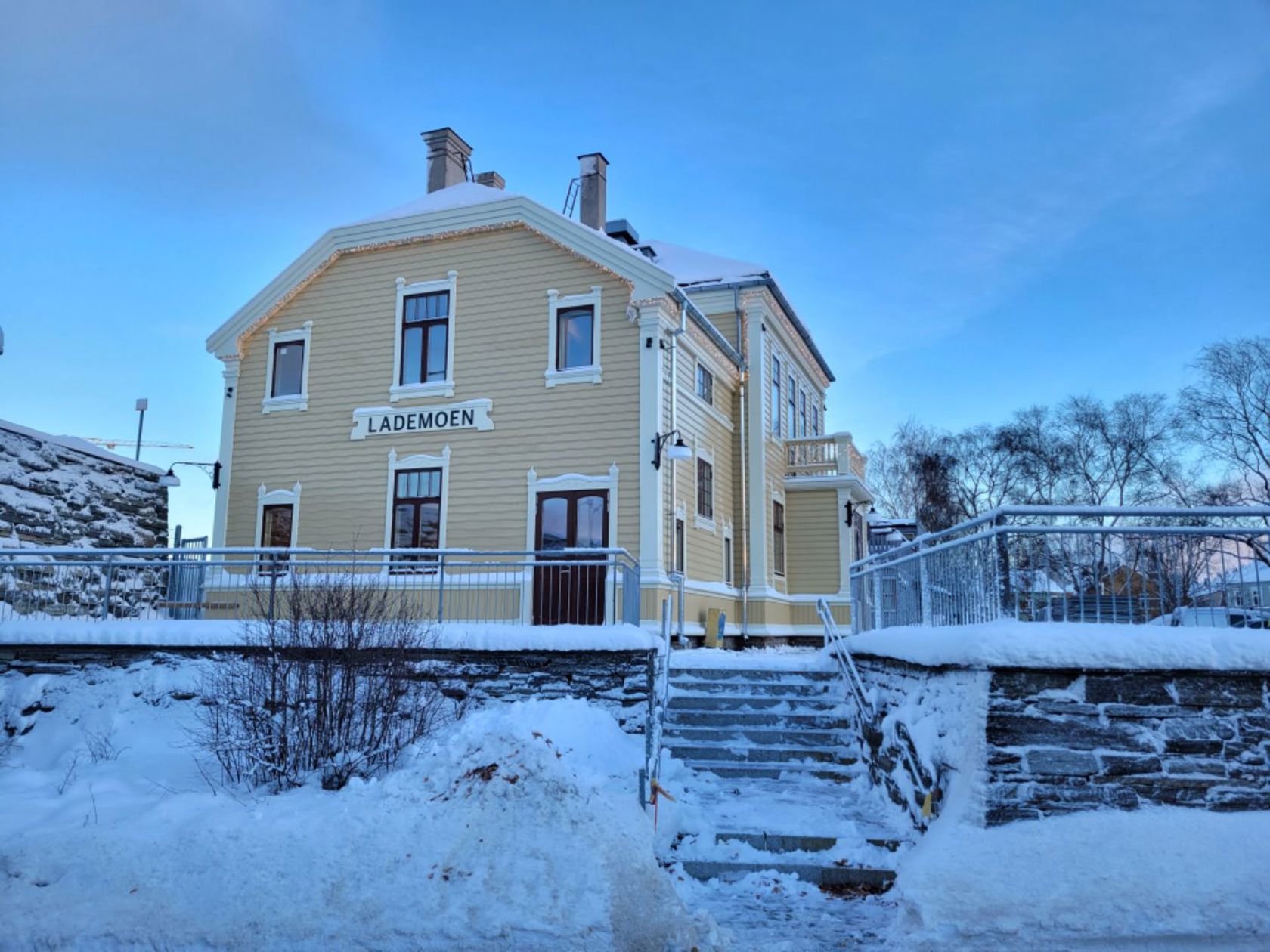Gult trebygg med snø rundt